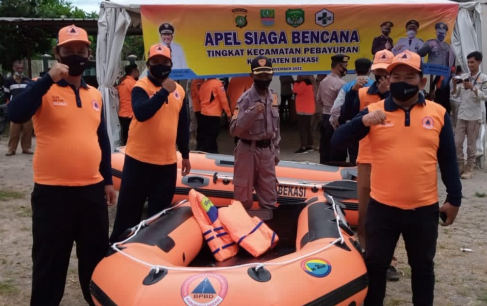 BPBD Kabupaten Bekasi bersama Muspika Kecamatan Pebayuran, para relawan dan komunitas menggelar apel siaga bencana di halaman Kantor Kecamatan Pebayuran, Selasa (22/11/21)