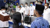 Plt Bupati Bekasi, Akhmad Marjuki mengambil sumpah/ janji Pegawai Negeri Sipil (PNS) di lingkungan Pemerintah Kabupaten Bekasi tahun anggaran 2021, di Command Center Diskomsinfosantik Kabupaten Bekasi, Rabu (01/12/2021). Foto: WULAN/NEWSROOM DISKOMINFOSANTIK