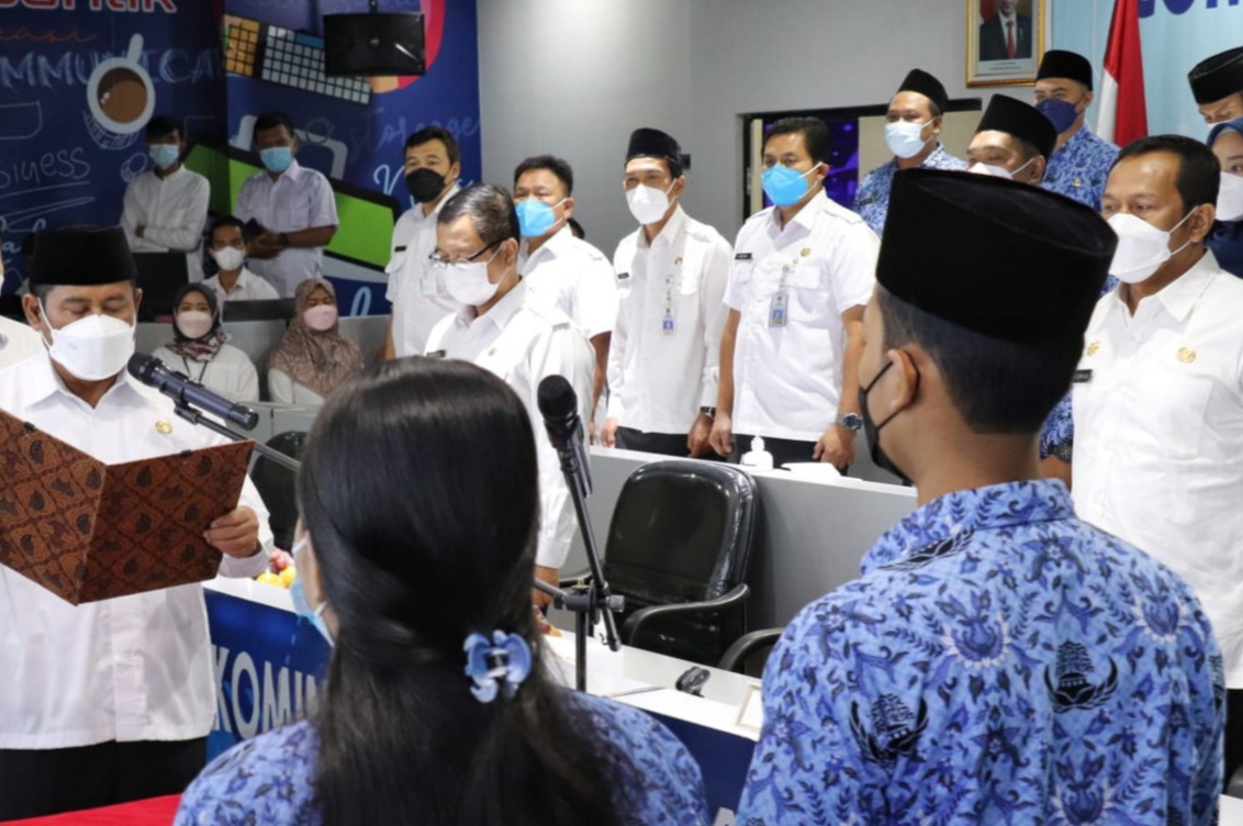 Plt Bupati Bekasi, Akhmad Marjuki mengambil sumpah/ janji Pegawai Negeri Sipil (PNS) di lingkungan Pemerintah Kabupaten Bekasi tahun anggaran 2021, di Command Center Diskomsinfosantik Kabupaten Bekasi, Rabu (01/12/2021). Foto: WULAN/NEWSROOM DISKOMINFOSANTIK