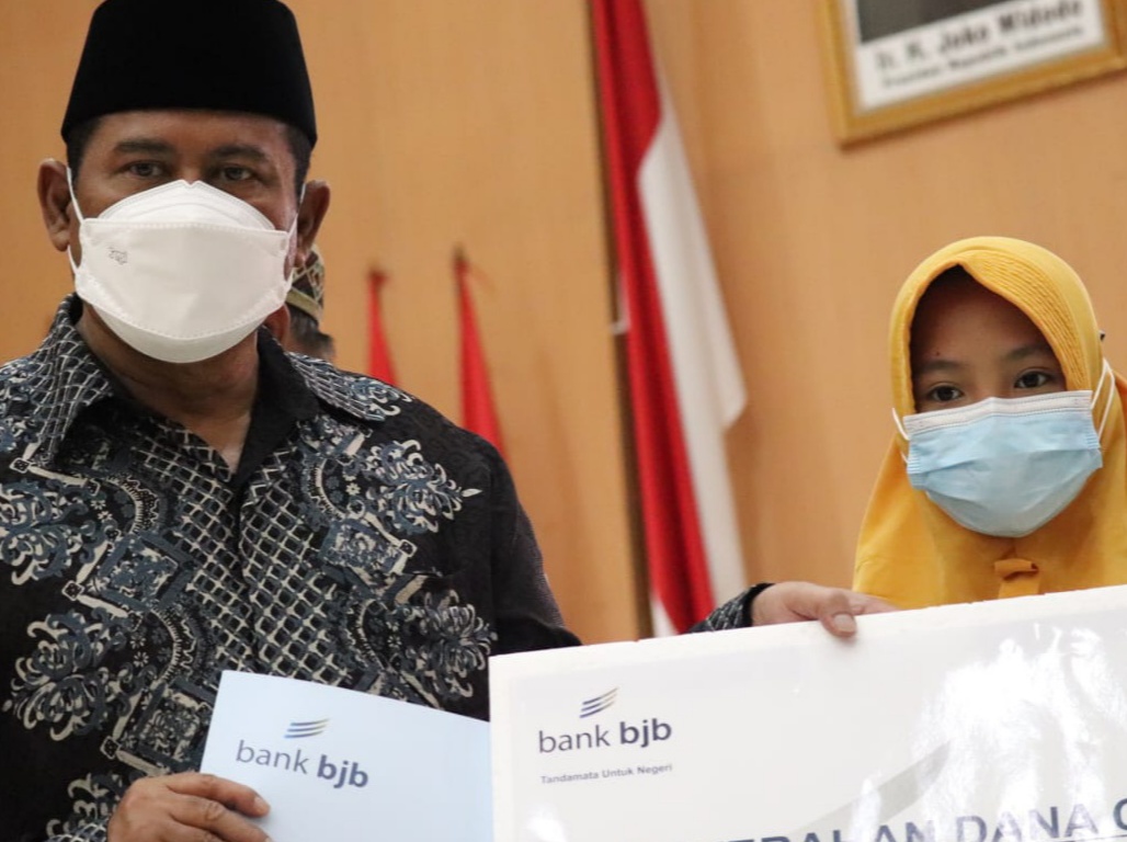 Plt Bupati Bekasi Akhmad Marjuki menyerahkan secara simbolis bantuan untuk Lembaga Kesejahteraan Sosial (LKS) dan anak yatim piatu yang orangtuanya meninggal karena Covid-19, di Gedung Swatantra Wibawa Mukti, Komplek Pemkab Bekasi, Kamis (02/12/21). Foto : Nurachman Akbar/Newsroom