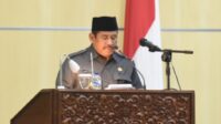 Plt Bupati Bekasi Akhmad Marjuki menyampaikan sambutan pada Rapat Paripurna Penetapan Raperda APBD Kabupaten Bekasi Tahun Anggaran 2022, di Gedung DPRD Komplek Pemkab Bekasi, Desa Sukamahi Cikarang Pusat, Senin (29/11/21) malam. Foto : PROKOPIM Pemkab Bekasi.