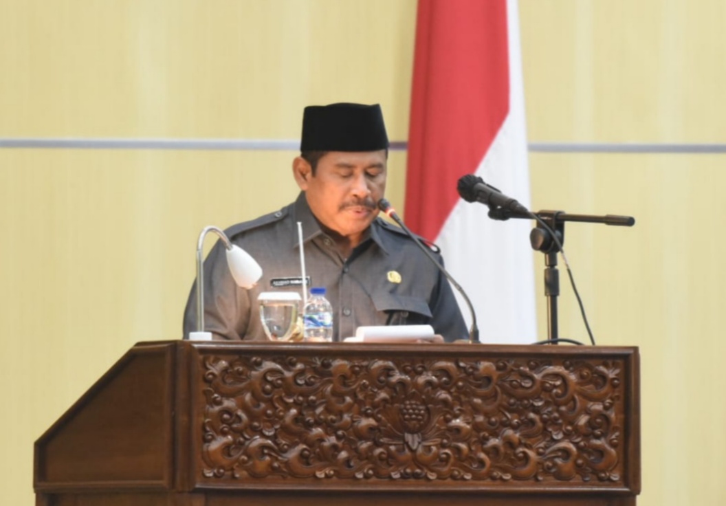 Plt Bupati Bekasi Akhmad Marjuki menyampaikan sambutan pada Rapat Paripurna Penetapan Raperda APBD Kabupaten Bekasi Tahun Anggaran 2022, di Gedung DPRD Komplek Pemkab Bekasi, Desa Sukamahi Cikarang Pusat, Senin (29/11/21) malam. Foto : PROKOPIM Pemkab Bekasi.