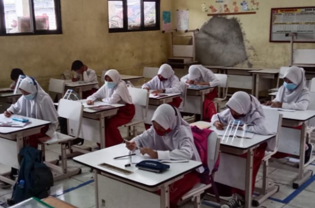 Foto: Ilustrasi PTM terbatas di Sekolah