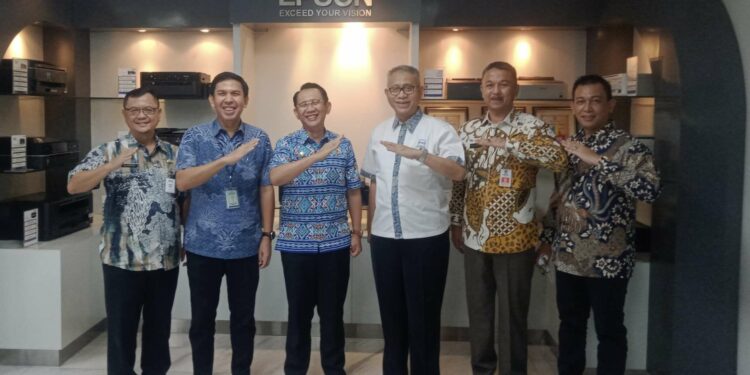 Pj Bupati Bekasi Dani Ramdan mengunjungi PT Indonesia Epson Industry di Kawasan EJIP Industrial Park, Jalan Cisokan Raya, Desa Sukaresmi, Kecamatan Cikarang Selatan, Kamis, (4/8/2022).