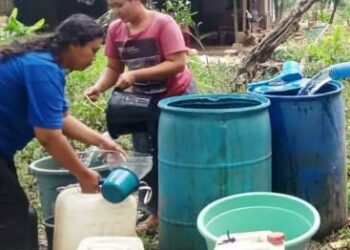 BADAN Penanggulangan Bencana Daerah (BPBD) Kabupaten Bekasi mendistribusikan bantuan air bersih untuk masyarakat yang membutuhan air bersih di Kampung Bedeng RT.02/02 Desa Ridhogalih Kecamatan Cibarusah. (red)