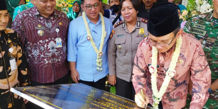 RESMI : Pj Bupati Bekasi Dani Ramdan meresmikan Desa Setia Asih menjadi Kelurahan pada Kamis (15/12).