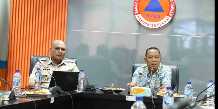 Sekretaris Daerah Kabupaten Bekasi, Endin Samsudin didampingi Kalak BPBD, Muchlis, memimpin Rapat Koordinasi Penanganan Kekeringan di Kabupaten Bekasi. Bertempat di Ruang Rapat BPBD Komplek Pemkab Bekasi Cikarang Pusat, Kamis (30/07/2026). Foto: Jaja Jaelani/Diskominfosantik